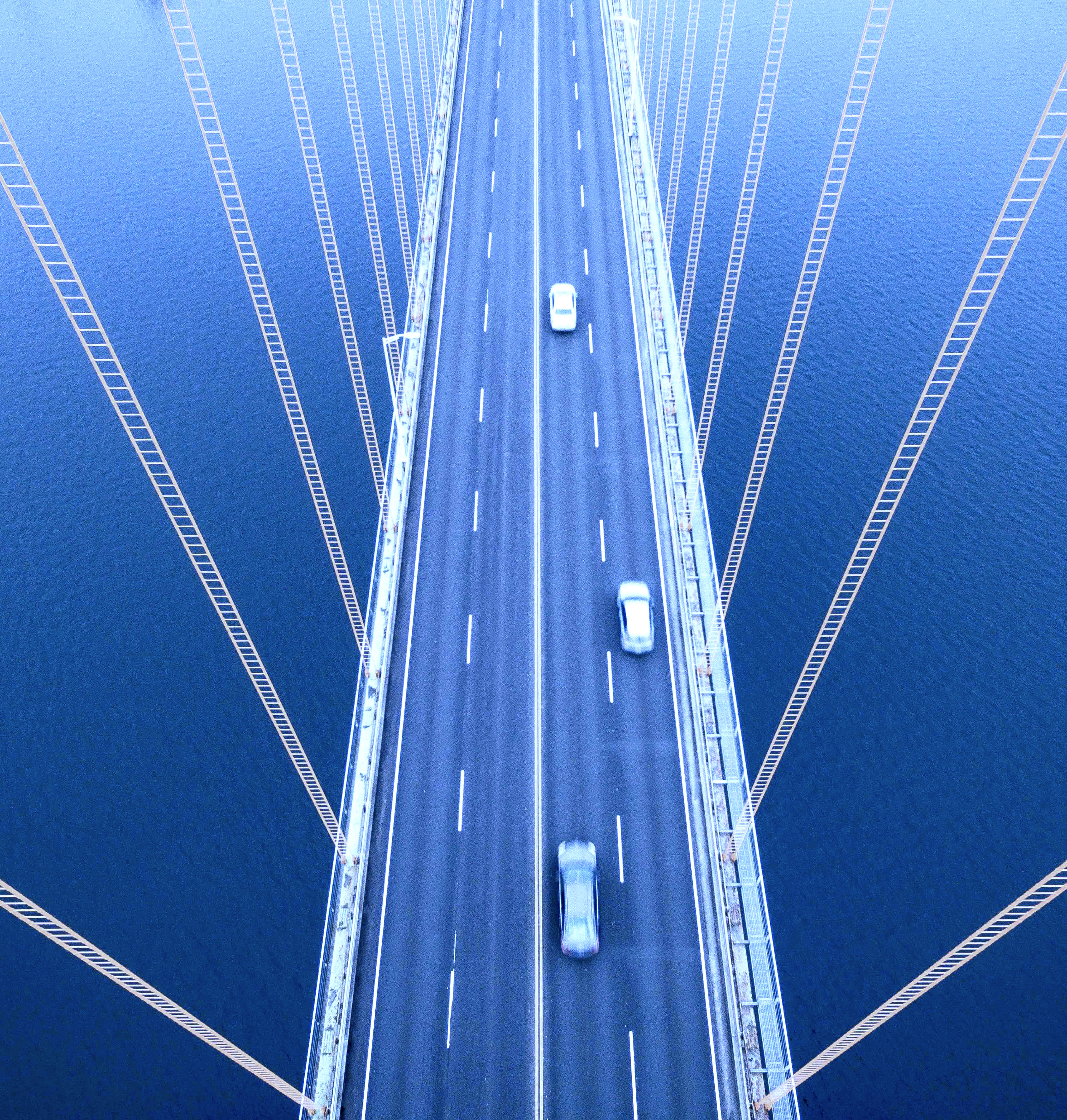 Vehículo transitando sobre un puente Vehículo transitando sobre un puente